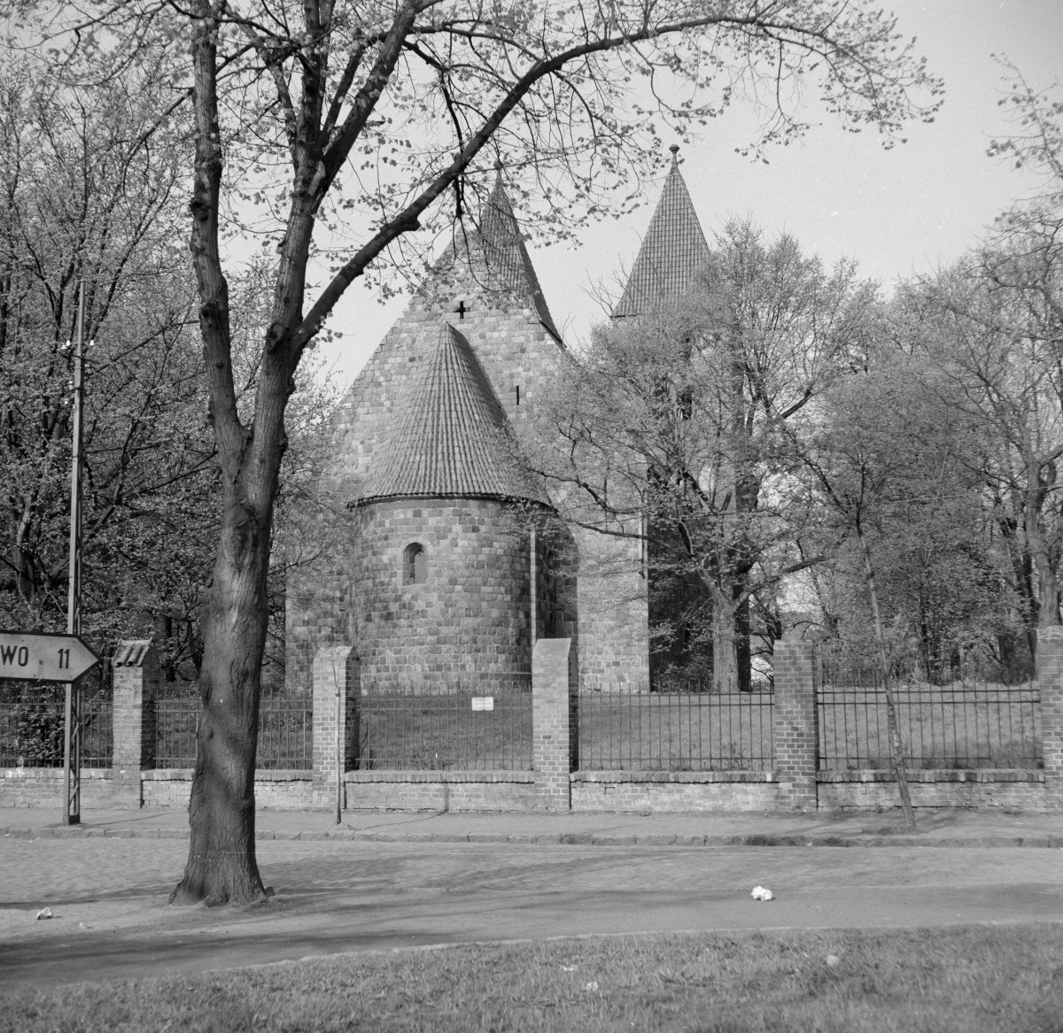 kościół parafialny pw. Najświętszej Marii Panny - widok ogólny od strony wschodniej, skan 1