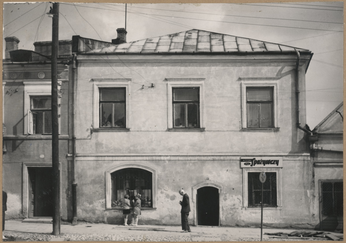 Rynek - kamienica nr 23, widok elewacji frontowej , skan 1