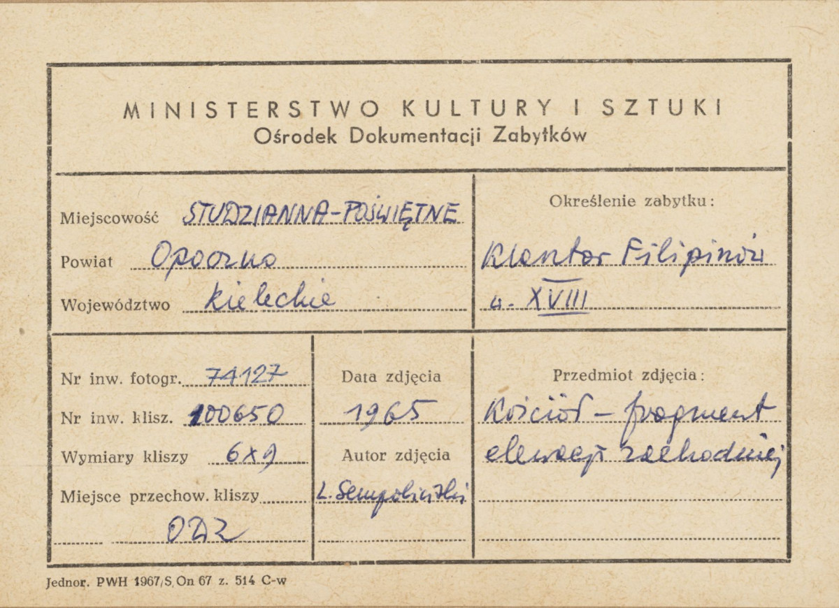 Zespół klasztorny Filipinów - widok na fasadę kościoła i narożną płn. kaplicę z kopułą - metryczka, skan 1