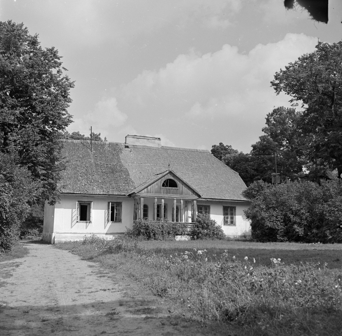 dwór - elewacja ogrodowa, skan 1