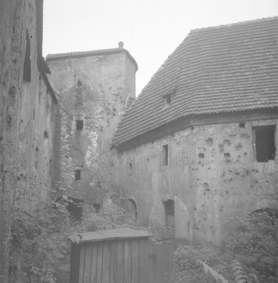Arsenał miejski. Fragment dziedzińca z basztą zachodnią., skan 1