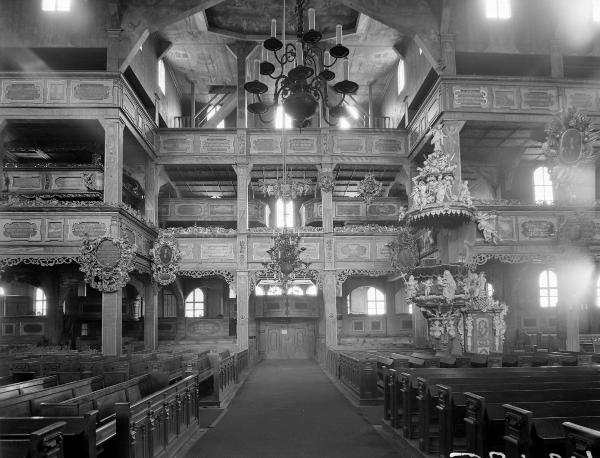 kościół Pokoju im. Trójcy Świętej - wnętrze, nawa poprzeczna oraz ambona, skan 1