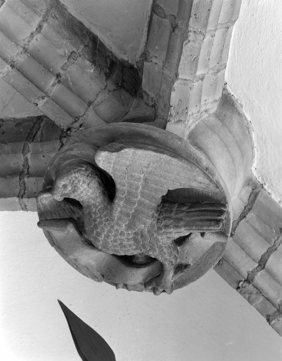 Stary Ratusz - wnętrze: zwornik z 2 połowy XV wieku. "Ptak w locie"., skan 1