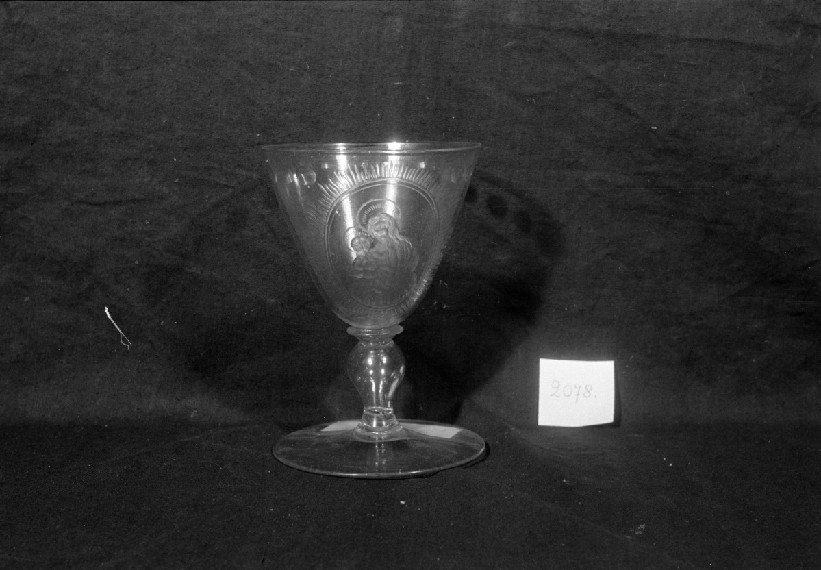 Muzeum Śląskie, kielich szklany niemiecki lub śląski z wizerunkiem M. B., skan 1