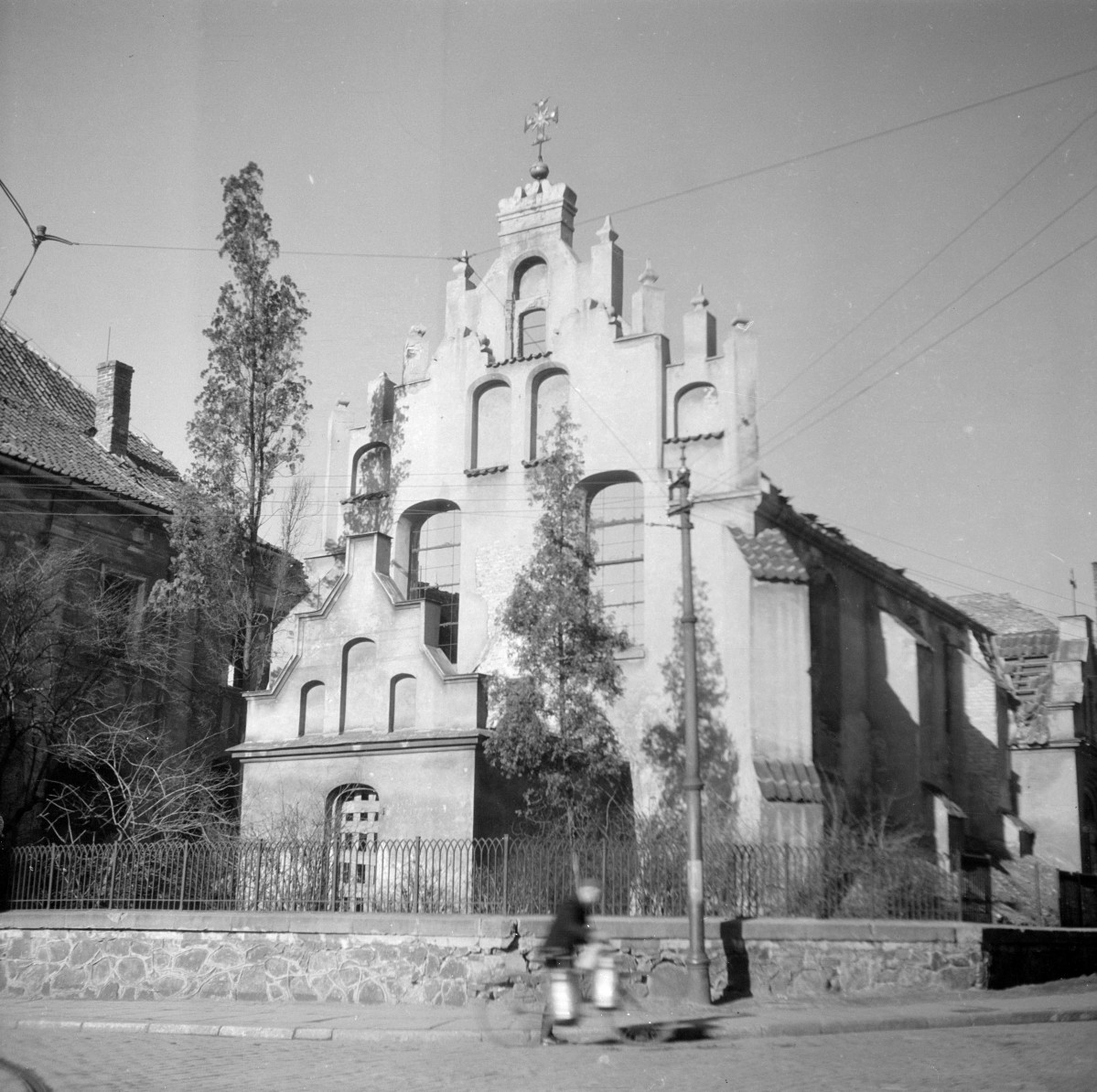 kościół, ob. parafialny pw. Świętego Ducha, ss. Benedyktynek ok 1345, 1624 - elewacja południowa, zniszczenia wojenne, skan 1