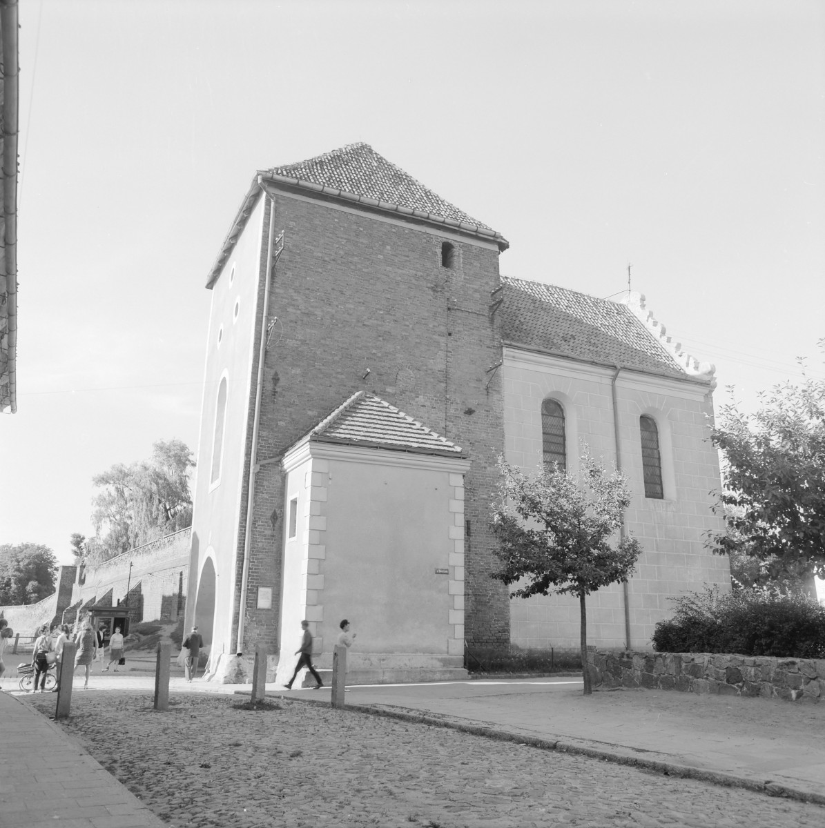 Brama Grudziądzka. Widok ogólny. Brama miejska wjazdowa. Po prawej stronie wbudowana w bramę kaplica renesansowa., skan 1