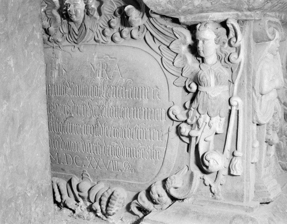 mauzoleum Piastów Świdnickich - wnętrze: sarkofag, fragment dekoracji tumby, skan 1