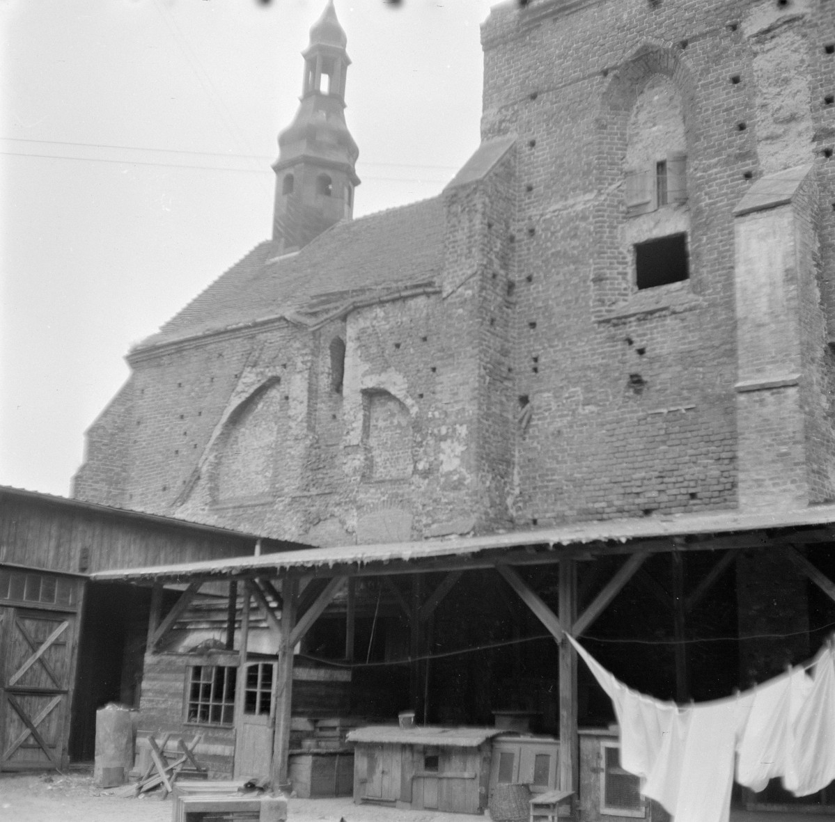 klasztor Fanciszkanów - kościół pw. św. Franciszka z Asyżu i św. Piotra z Alkantary - elewacja - widok od północy - fragment, skan 1