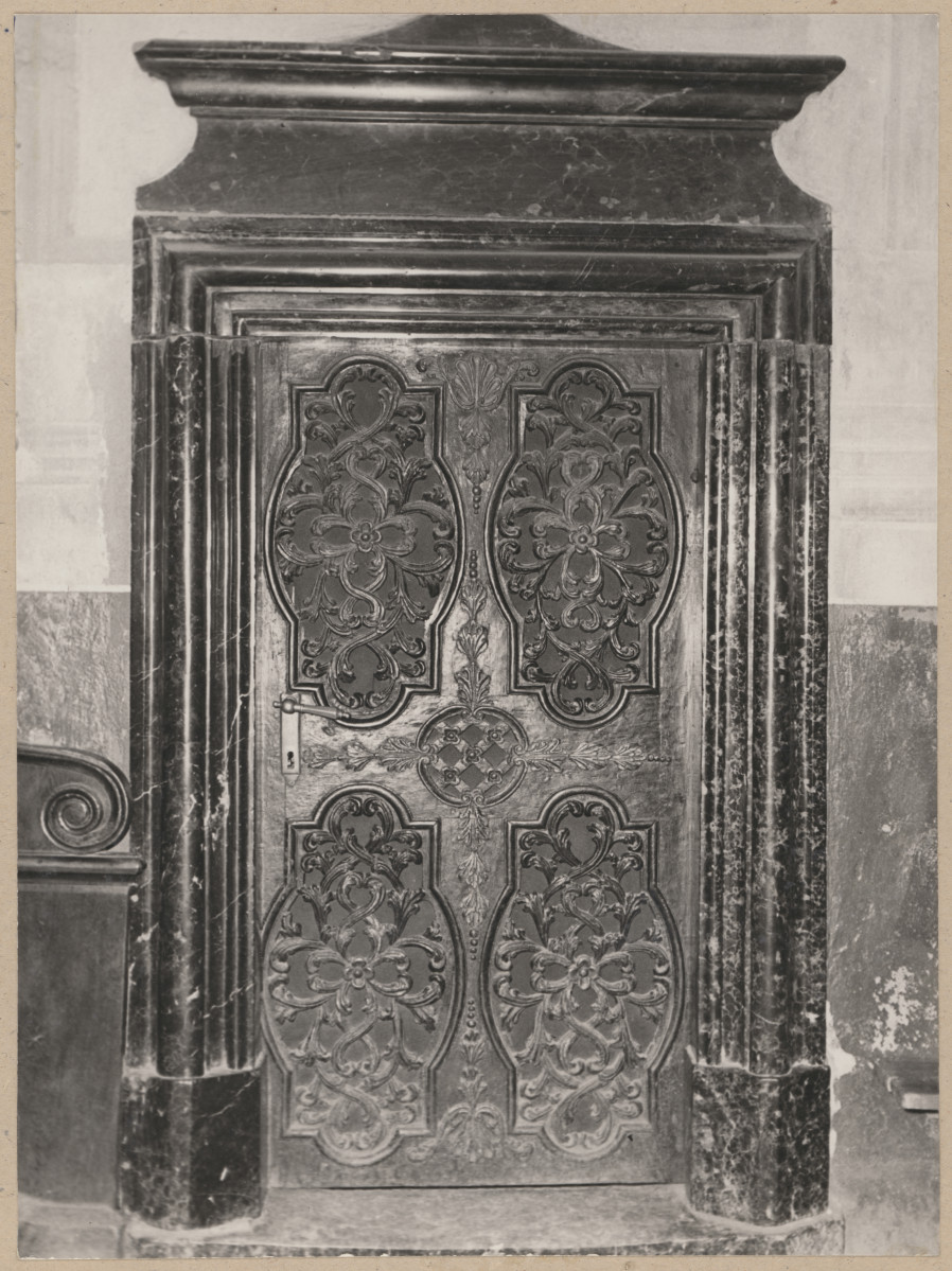 Kolegiata - wnętrze, portal zakrystii 

 , skan 1