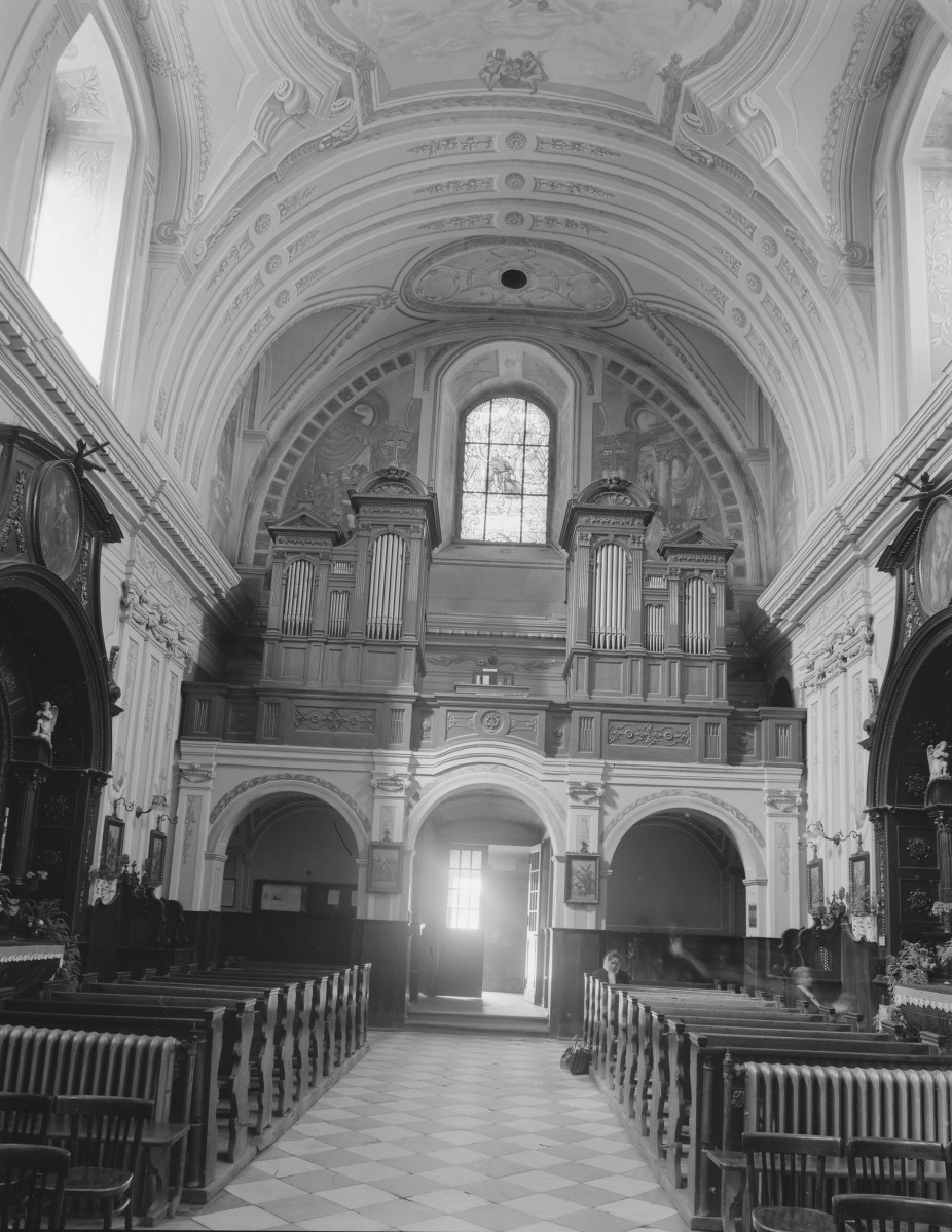 klasztor, zespół kościoła OO.Kapucynów, kościół pw. Podwyższenia Krzyża - wnętrze: widok na chór, skan 1