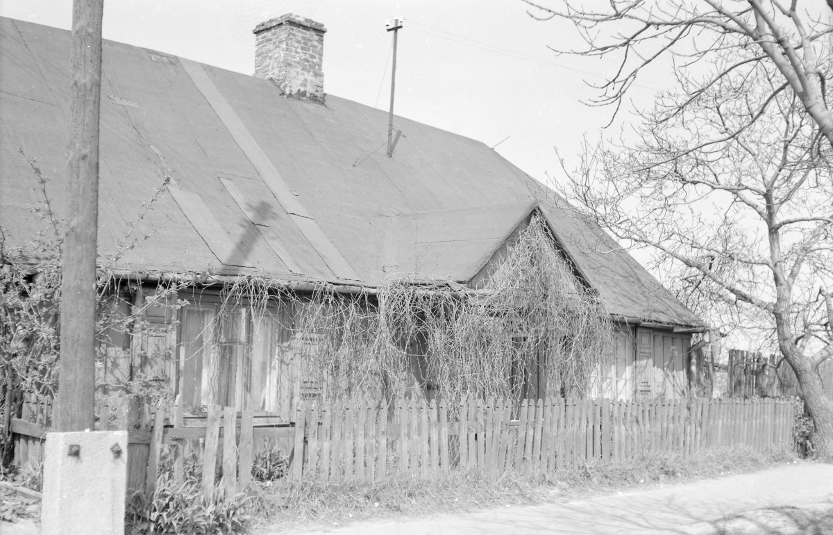 Zabudowa drewniana. Dom z dachem naczółkowym. Widok od strony ulicy., skan 1