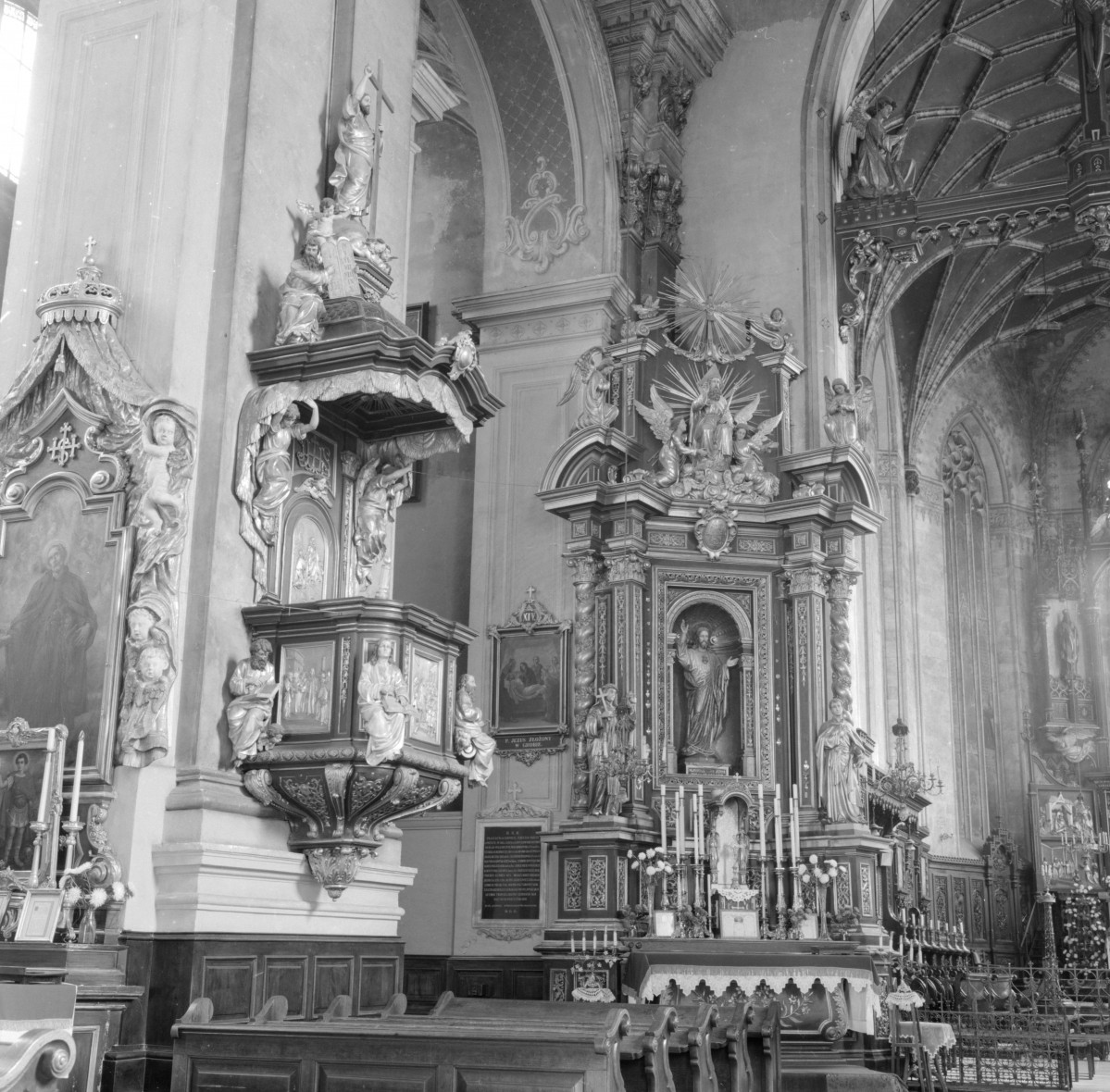 bazylika Archikatedralna Wniebowzięcia NMP - wnętrze, ambona, ołtarz boczny, skan 1