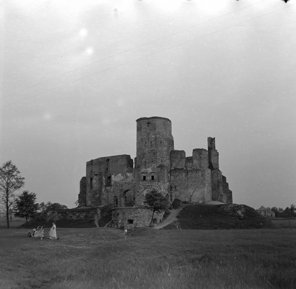 zamek biskupów krakowskich - widok od północy, skan 1