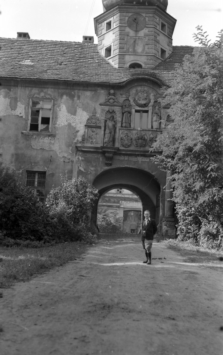 Zamek Oppersdorffów - wjazd, portal, wieża, zegar, skan 1