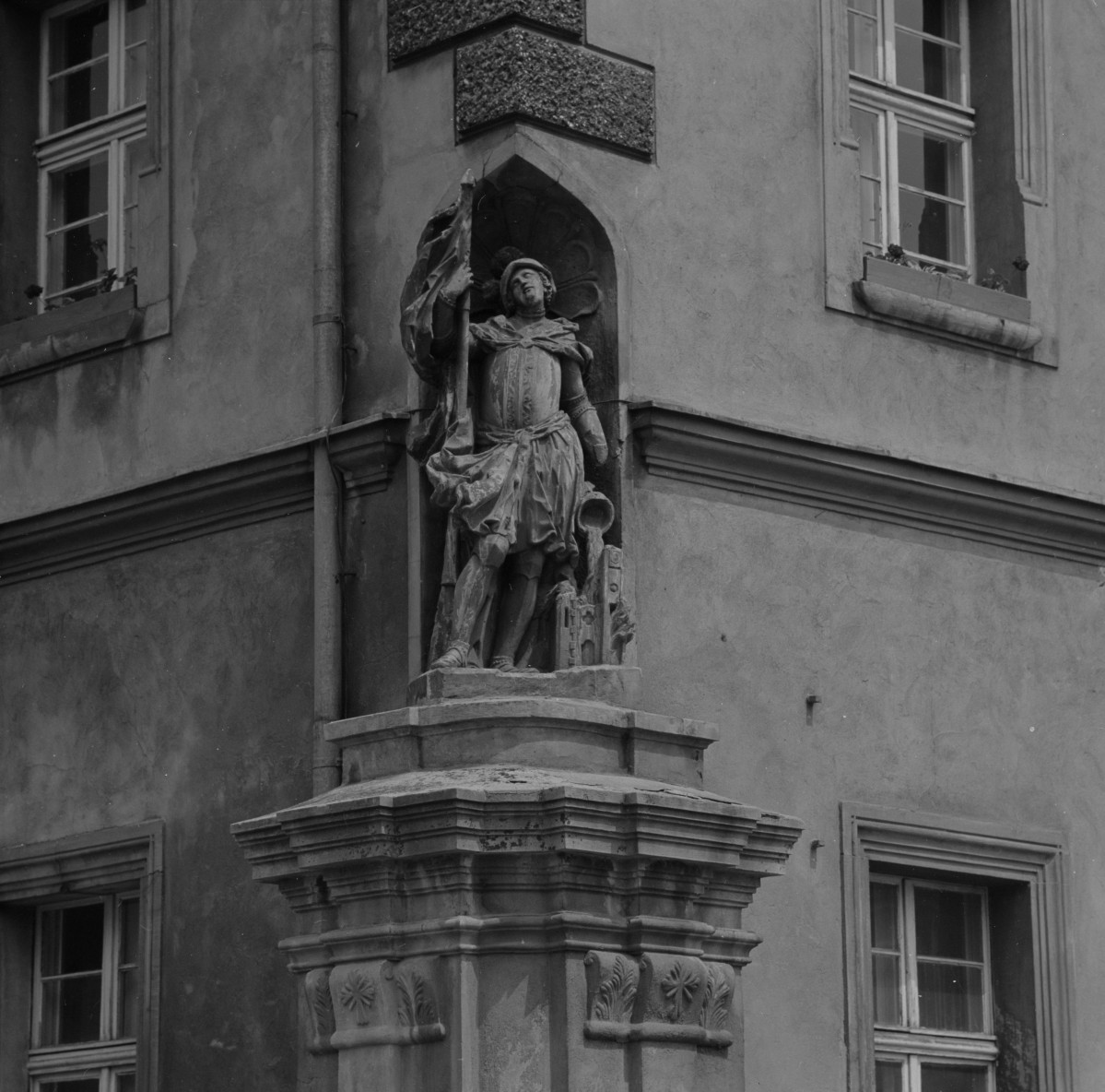 ratusz miejski - elewacja południowa - rzeźba św. Floriana, skan 1