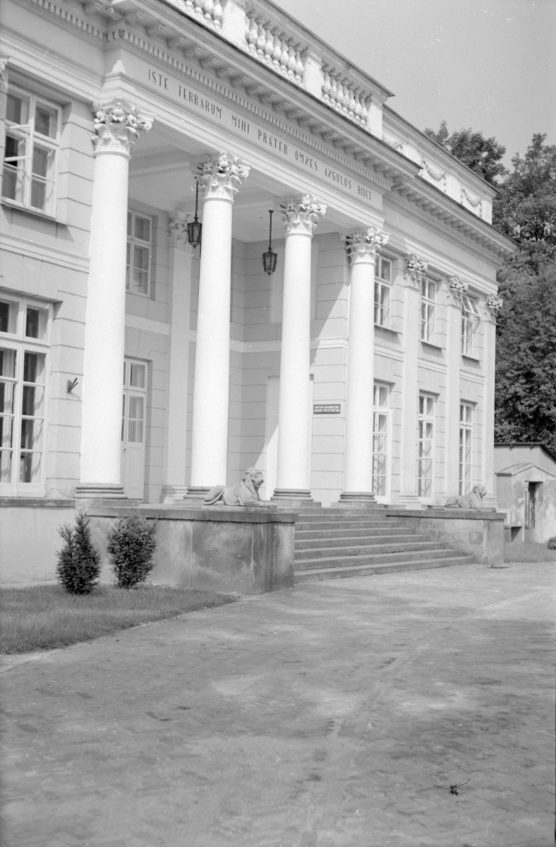 pałac Czartoryskich - Pałac Marynki - elewacja frontowa - portyk wejściowy, skan 1