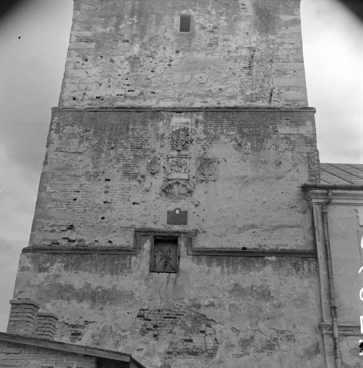 ratusz - wieża, detale, orzeł zygmuntowski z łacińska inskrypcją, herb Ligęzów, czarna tablica setnej rocznicy urodzin Adama Mickiewicza, skan 1