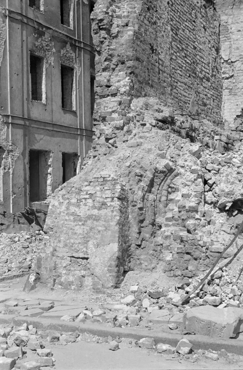 Ul. Kanonia i róg Jezuickiej. Fragment ruin z gotyckim akcentem oraz przypora., skan 1