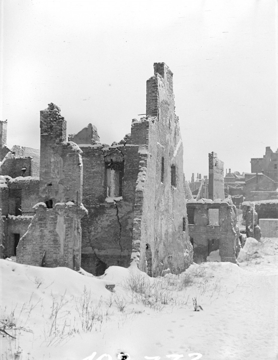 Ruiny zabudowy miejskiej., skan 1