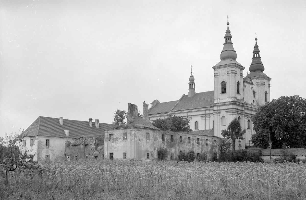 zespół klasztorny Bernardynów - widok ogólny od strony północno-wschodniej, skan 1