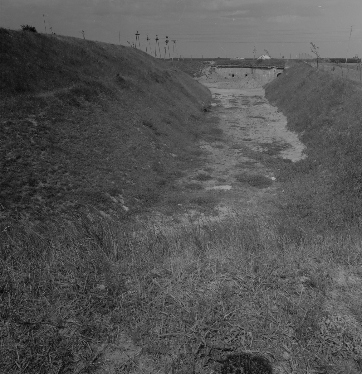 Twierdza Różan - fort nr. 1, kanoniera pomiędzy skarpami, skan 1
