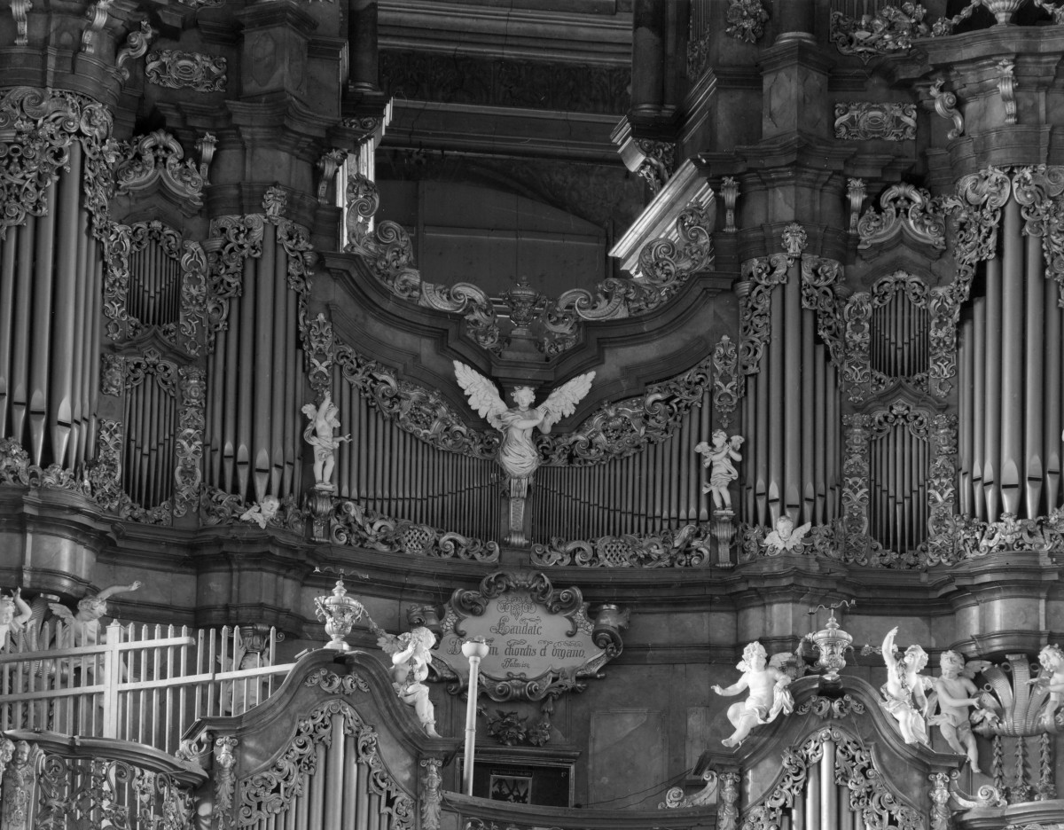 kościół, ob. parafialny pw. Wniebowzięcia Najświętszej Marii Panny - wnętrze: organy, środkowy fragment prospektu, skan 1