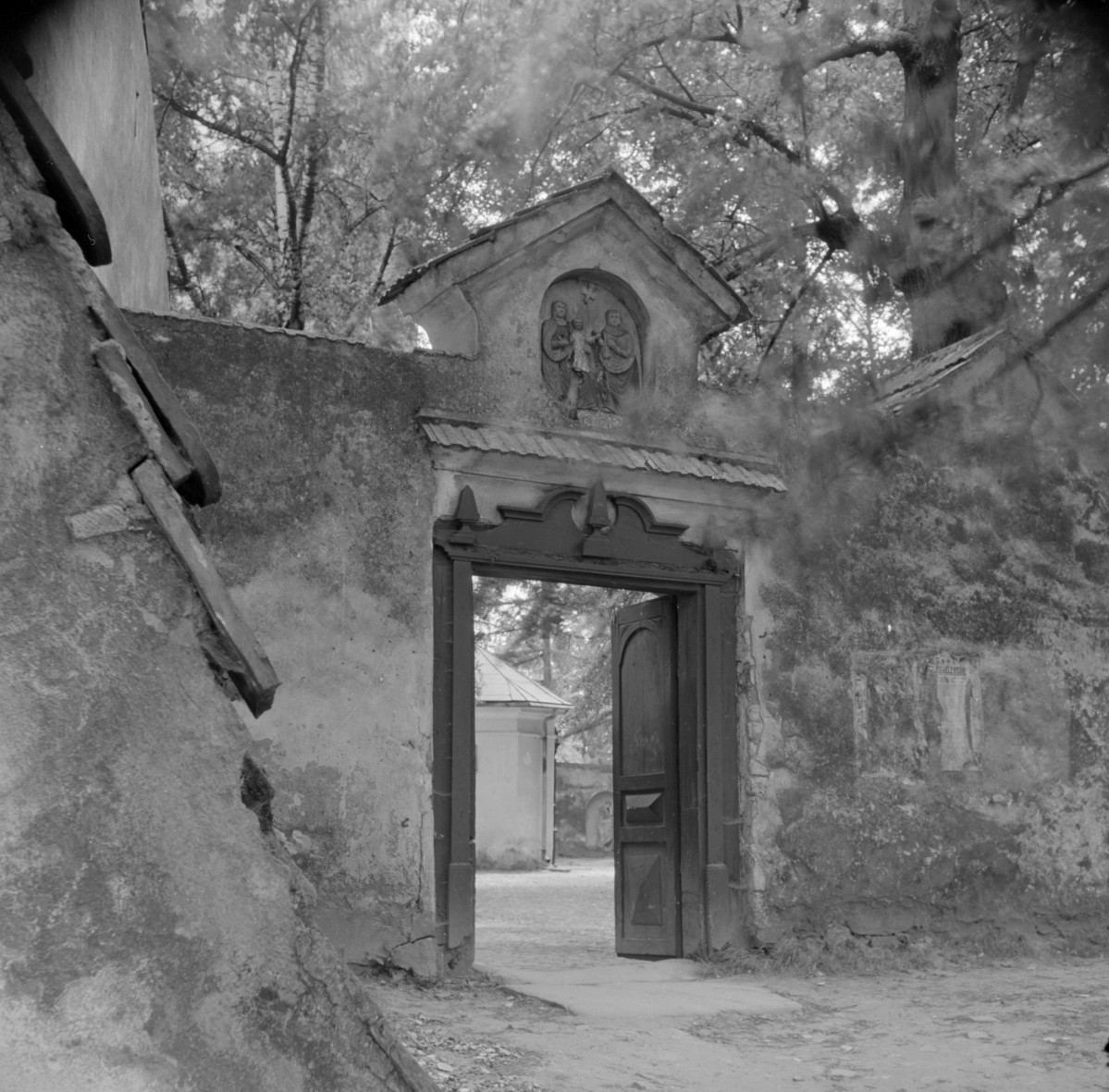 kościół św. Anny - ogrodzenie, brama od strony zach., skan 1