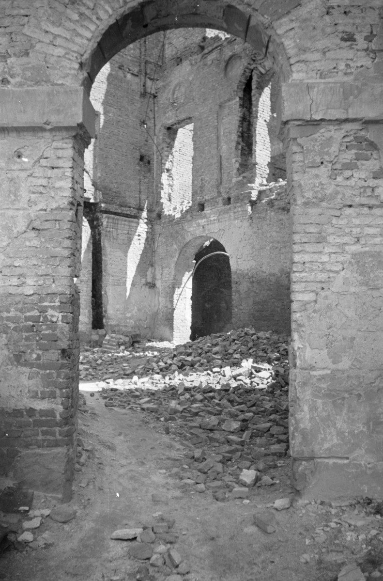 Pałac Teppera-Dückerta - fragment zrujnowanego wnętrza. , skan 1