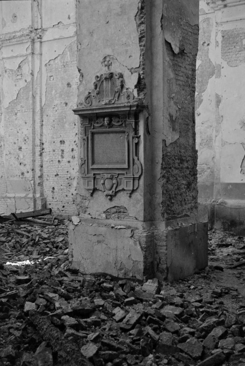 Konwent św. Jacka - Dominikanie. Gruzowisko. Widoczny filar oraz epitafium. , skan 1