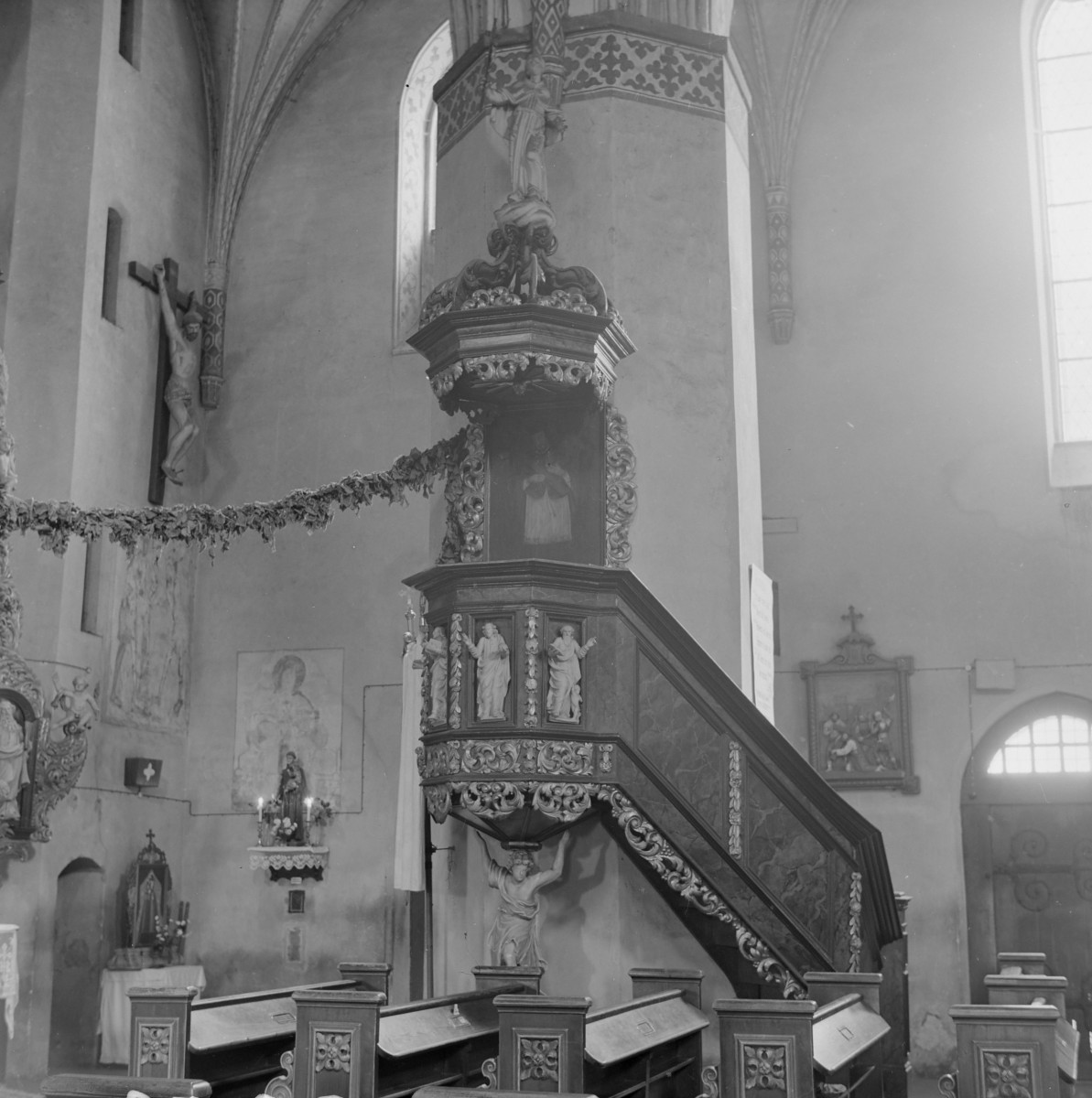 kościół parafialny pw. św. Mateusza - wnętrze: widok na chór, skan 1