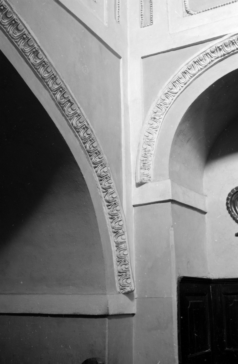 kościół popijarski - wnętrze, fragment dekoracji, skan 1