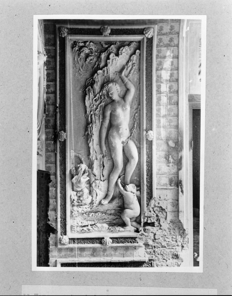Łazienki Królewskie. Pałac na Wodzie. Pokój kąpielowy. Relief "Andromeda" (1945). Widoczne zniszczenia.
, skan 1