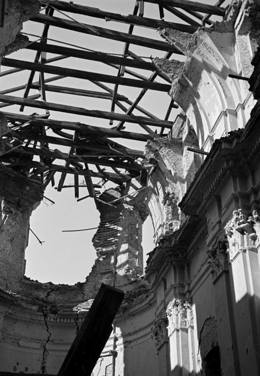 Kościół pw. św. Franciszka Serafickiego. Zniszczone wnętrze. Fragmenty szkieletu sklepienie prezbiterium., skan 1