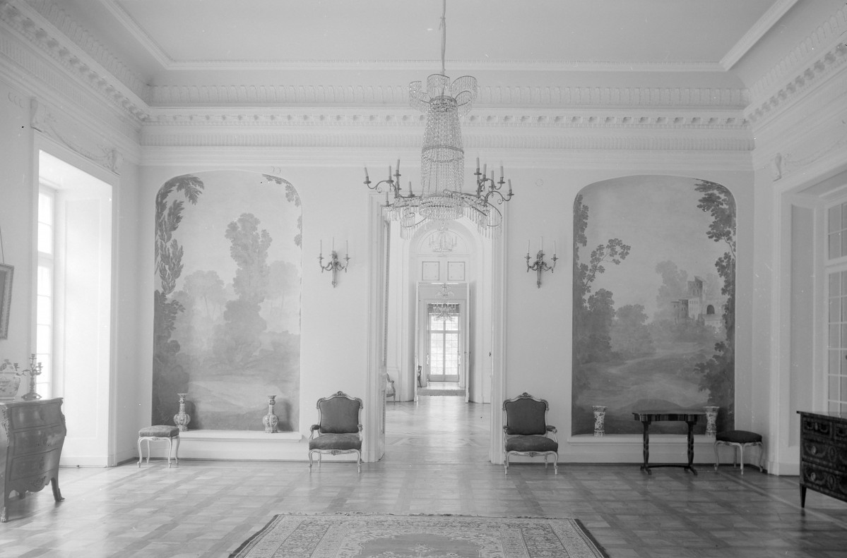 Pałac - wnętrze: Sala Mauretańska zwana Marmurową. Wnęki z malowidłami. , skan 1