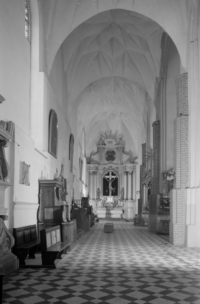 katedra św. Michała Archanioła - wnętrze: nawa boczna, sklepienie krzyżowo żebrowe i ołtarz boczny, skan 1