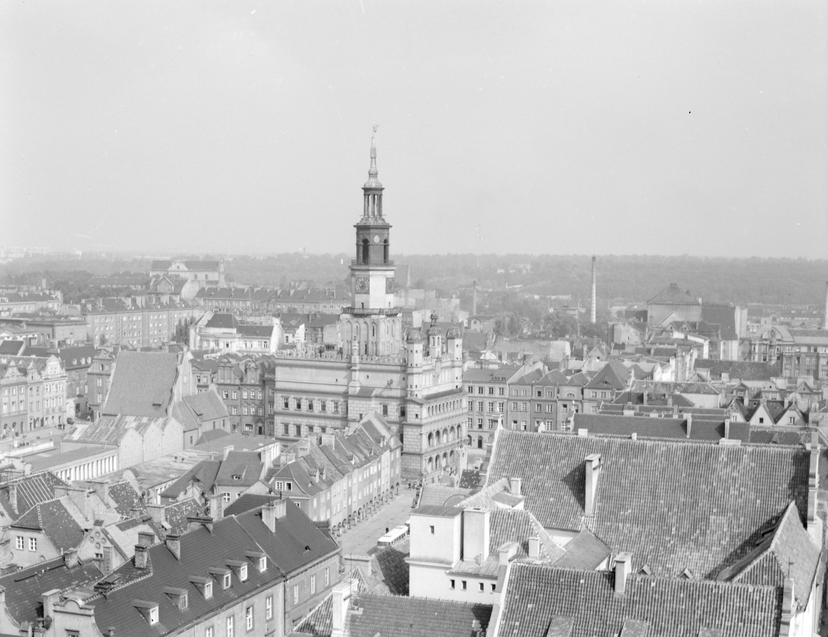 Panorama miasta - zabudowa miejska. Wieża ratuszowa. , skan 1