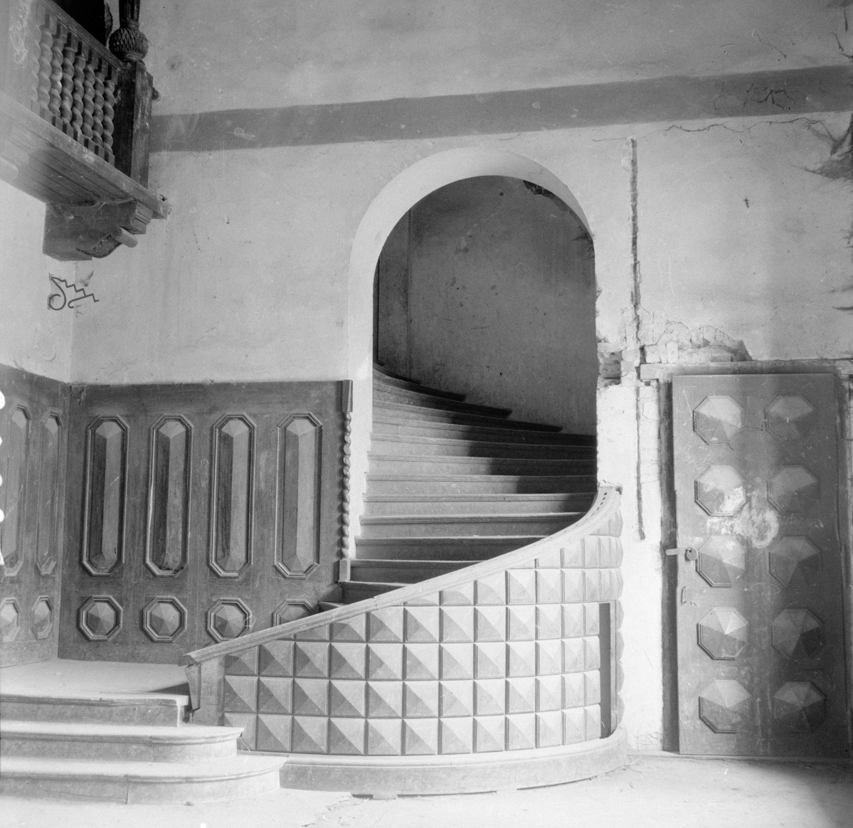 pałac Kuczyńskich - wnętrze - hall - parter - schody na I. piętro, skan 1