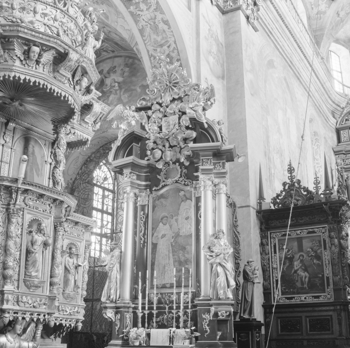 bazylika pw. Zwiastowania Najświętszej Marii Panny - wnętrze: ołtarz Św. Antoniego, 3 ćw. XVIII, skan 1