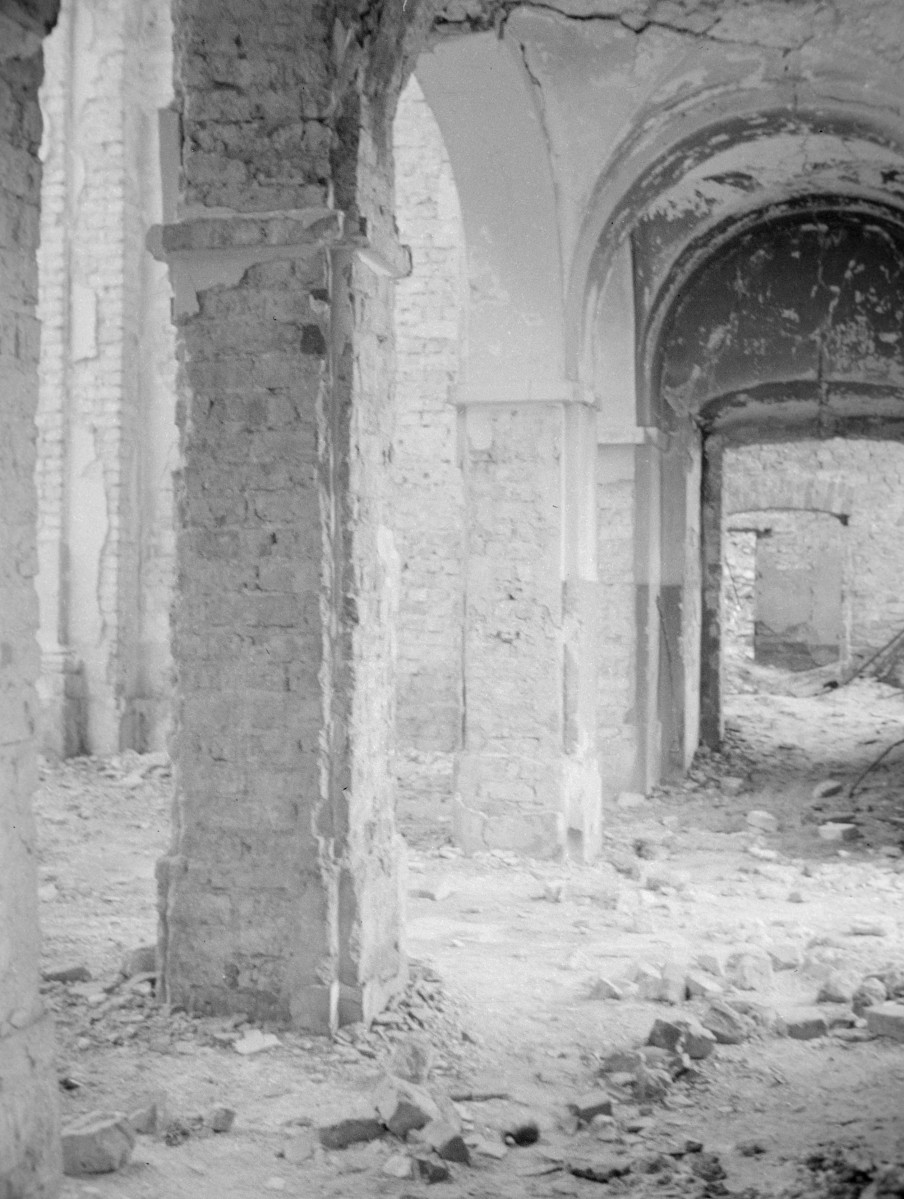 Kościół św. Andrzeja Apostoła ( obecnie pw. św. Jana Bożego). Zniszczone wnętrze. Fragment nawy z filarami oraz widoczne sklepienie krzyżowe., skan 1
