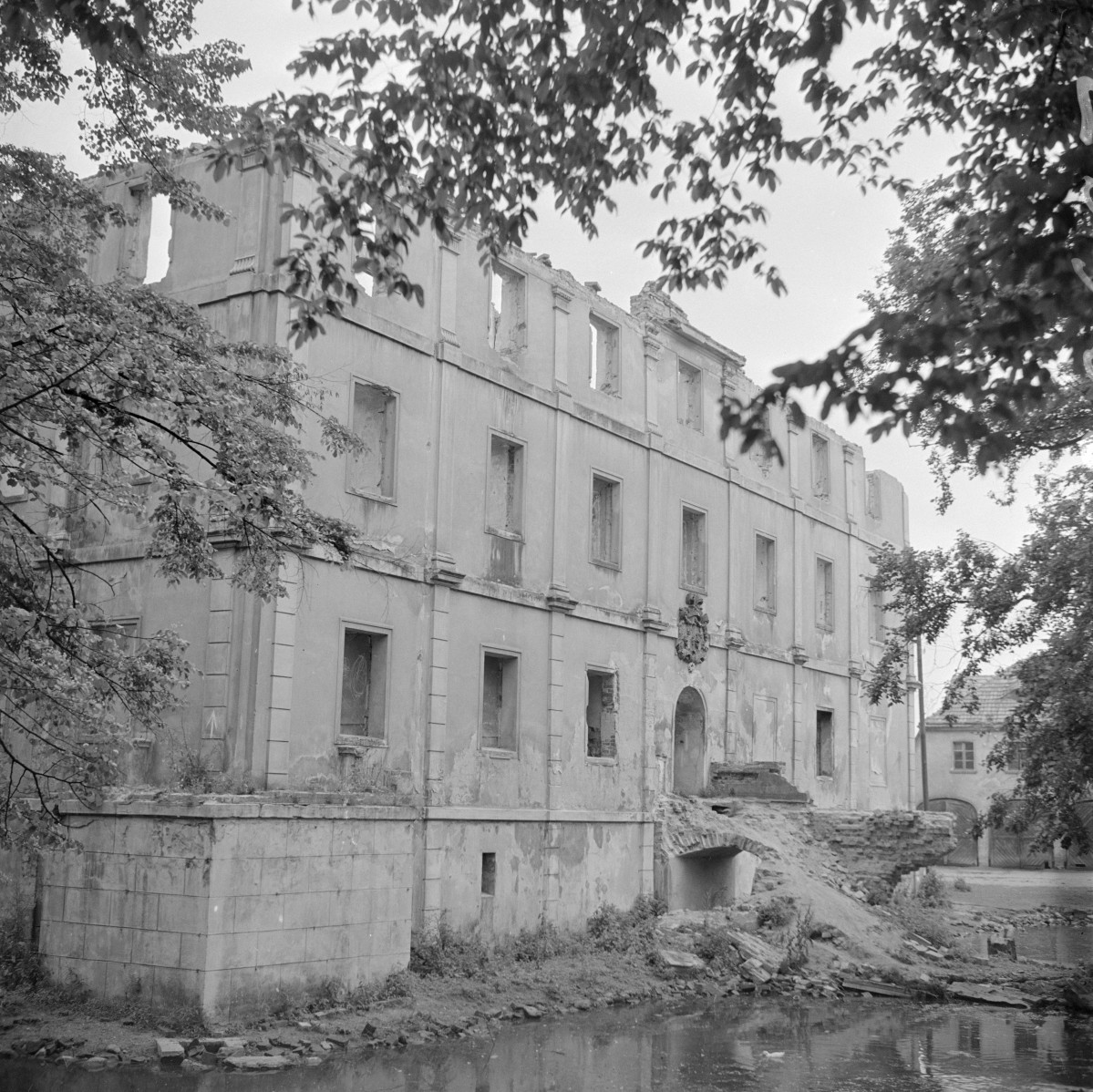 pałac - elewacja płd. portal, skan 1