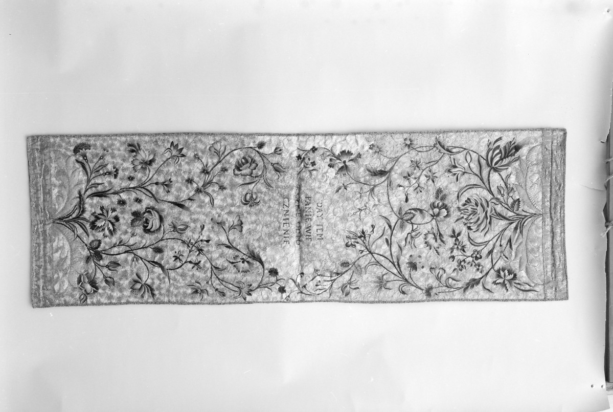 Kościół pw. Wniebowzięcia NMP i Świętego Józefa - biały welonek do komunii z aplikacjami XIX wiek, skan 1