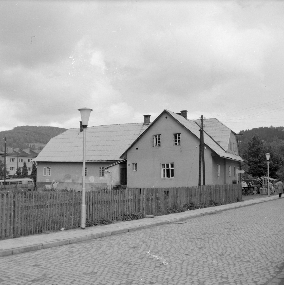 dom nr. 73 - elewacja boczna i frontowa, skan 1