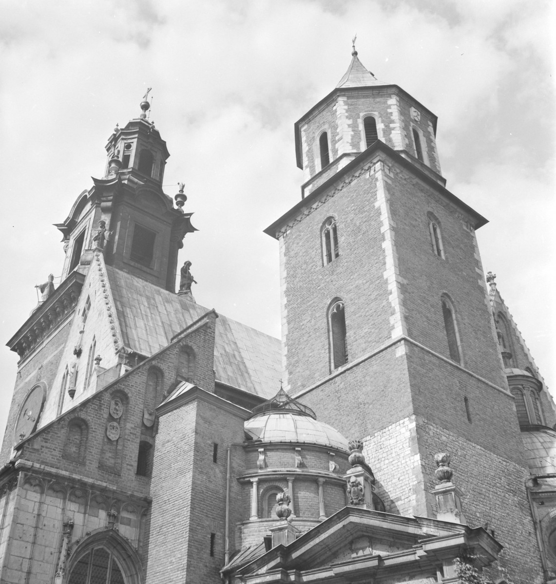 zespół Wzgórza Wawelskiego - Bazylika archikatedralna pw. św. Stanisława i św. Wacława - wieża Zegarowa oraz wieża Wikaryjska - widok od zachodu, skan 1