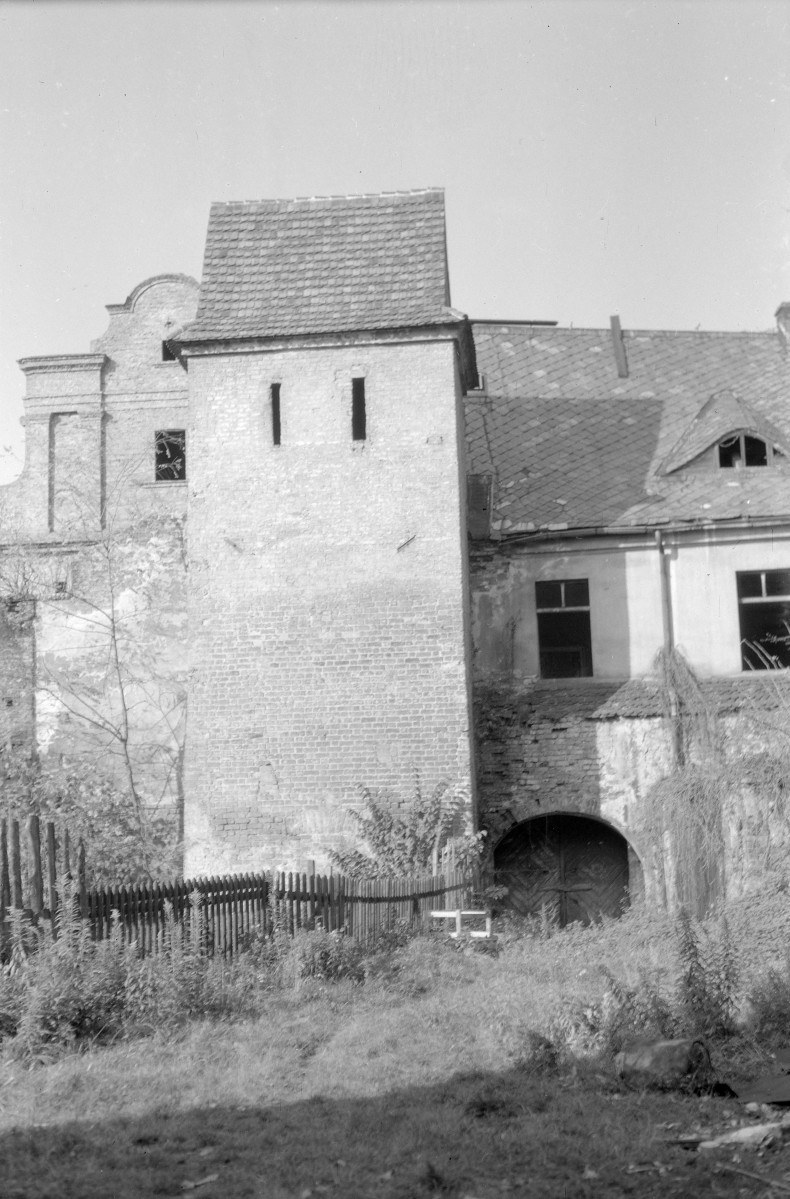 baszta oraz fragment muru obronnego - mury miejskie, skan 1