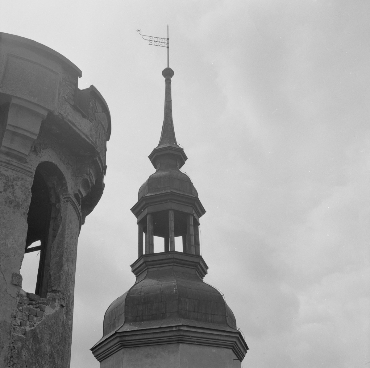 zamek Oppersdorffów - zamek górny - skrzydło południowe - hełm wieży, skan 1