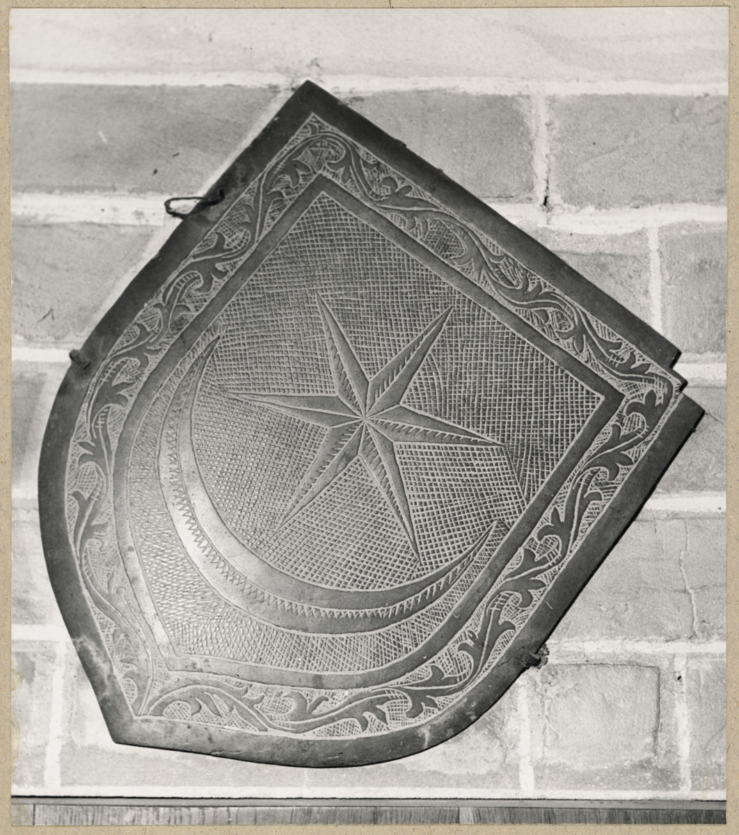  Zespół klasztorny Dominikanów - kościół, brązowa tarcza herbowa z nagrobka panów ze Słupczy , skan 1