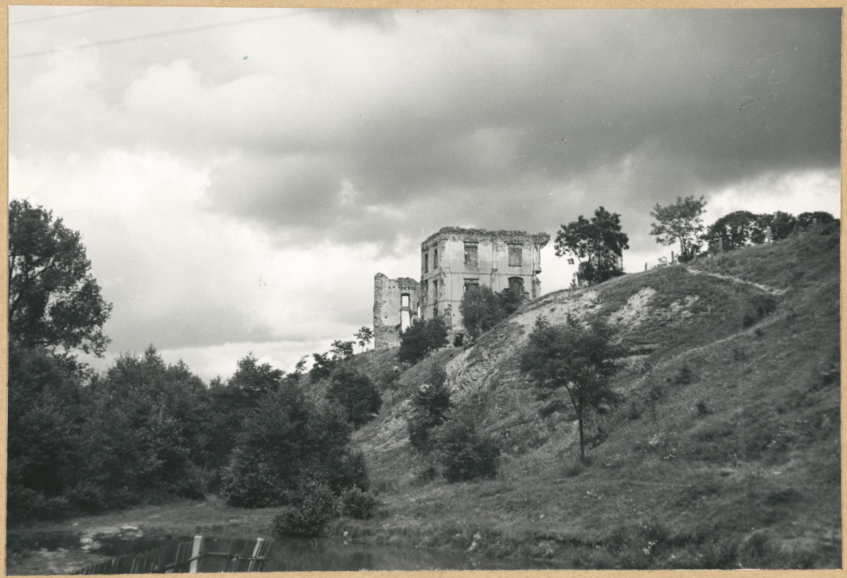 Ruiny zamku biskupów krakowskich - widok ogólny, skan 1