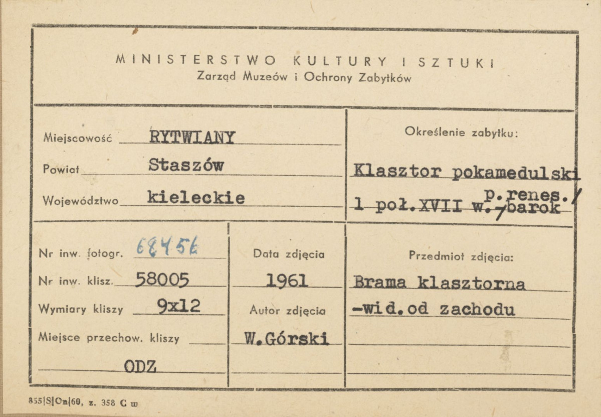 Zespół klasztorny, widok na bramę w elewacji zach. klasztoru - metryczka, skan 1