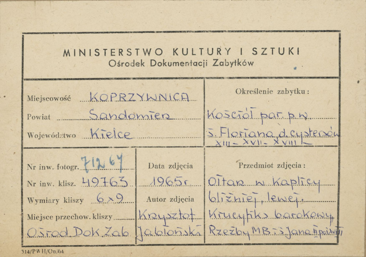 Zespół klasztorny - kościół, wnętrze , widok ołtarza bocznego w kaplicy - metryczka, skan 1