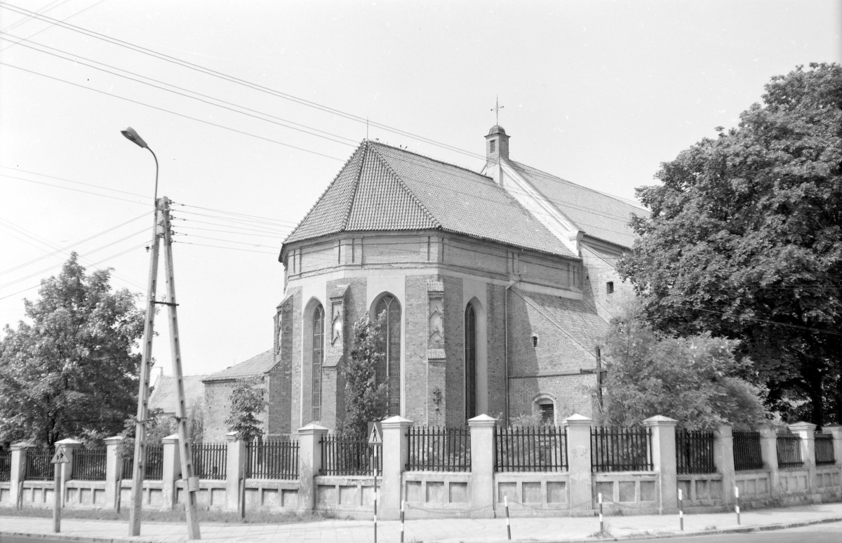 Katedra św. Michała Archanioła - elewacja prezbiterium z przyporami, skan 1